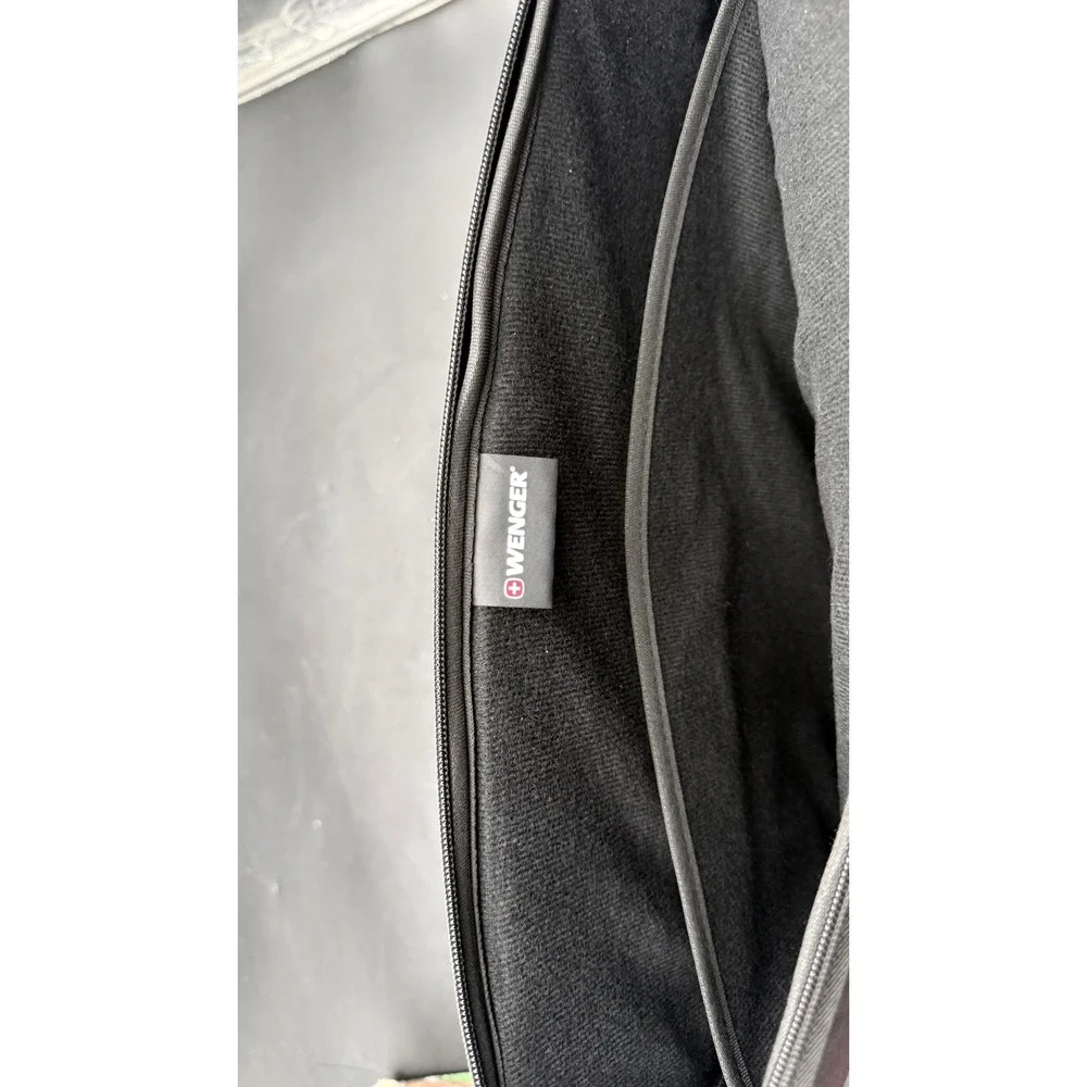 Wenger SwissGear Laptop Messenger Bag Black Red Stripe Padded Sleeve Case